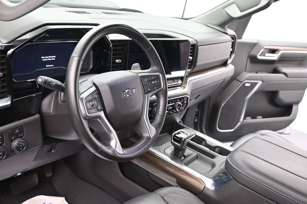 Chevrolet Silverado 1500 Vehicle Full-screen Gallery Image 18