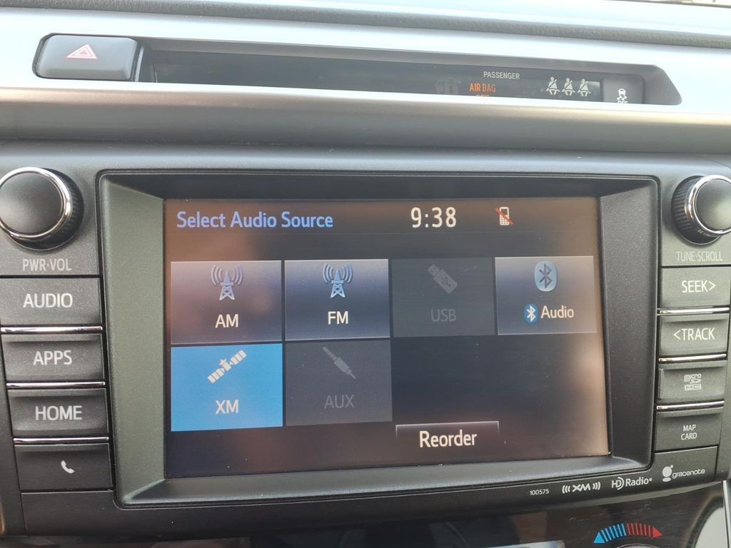 Toyota RAV4 Vehicle Full-screen Gallery Image 4
