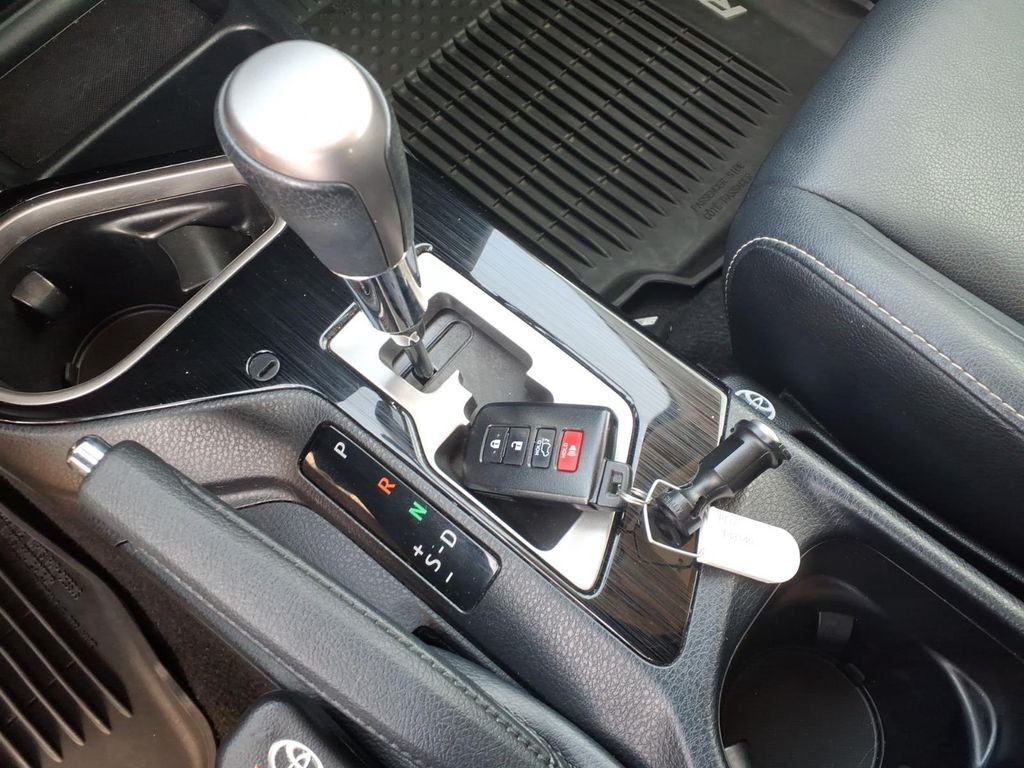 Toyota RAV4 Vehicle Full-screen Gallery Image 9