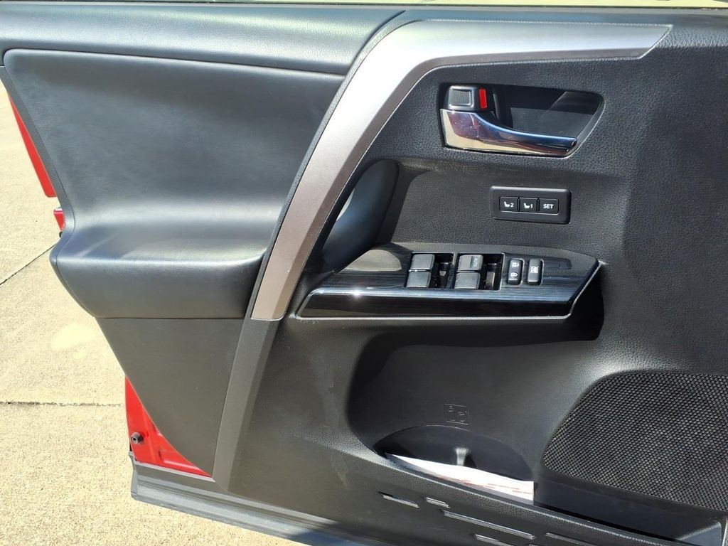 Toyota RAV4 Vehicle Full-screen Gallery Image 14