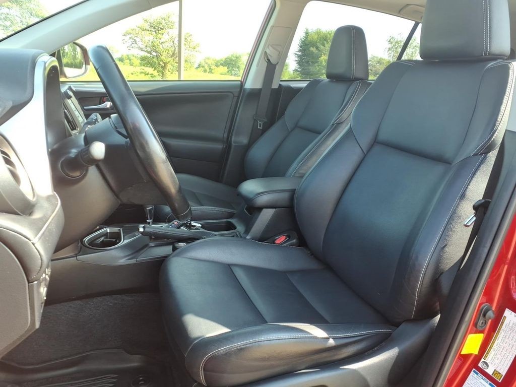Toyota RAV4 Vehicle Full-screen Gallery Image 17