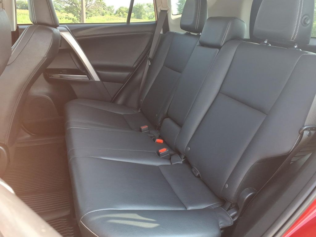 Toyota RAV4 Vehicle Full-screen Gallery Image 20