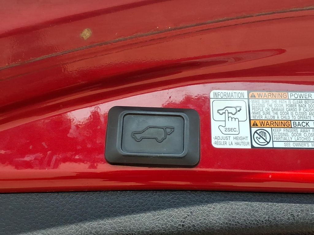 Toyota RAV4 Vehicle Full-screen Gallery Image 22