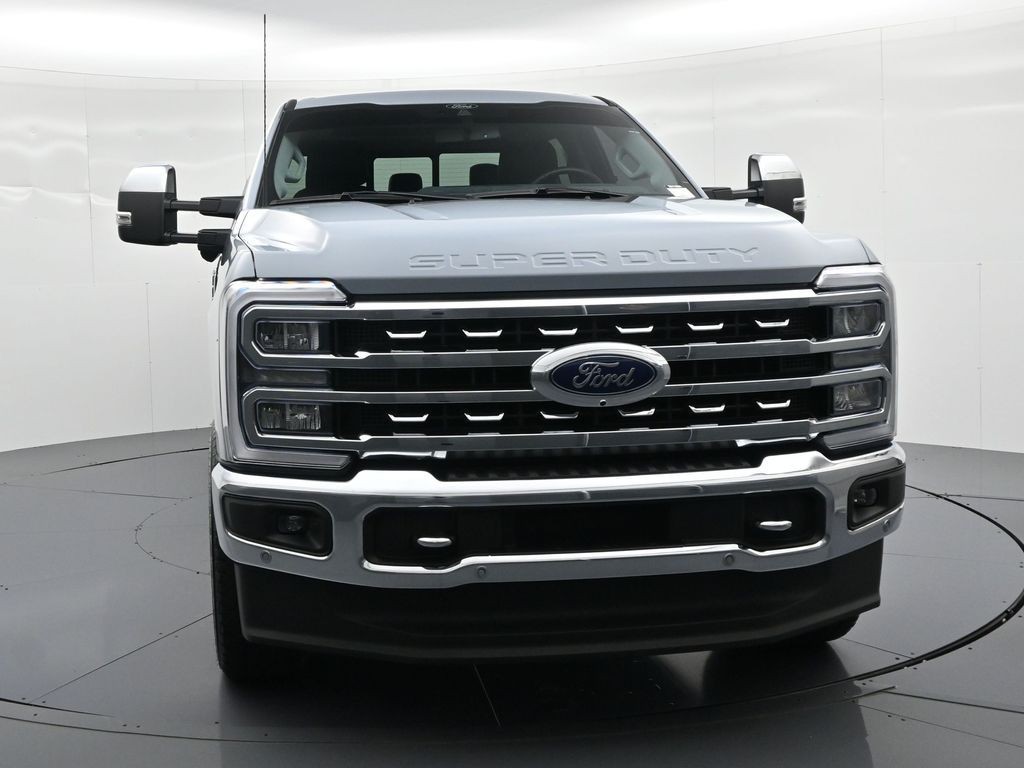 Ford Super Duty F-250 SRW Vehicle Full-screen Gallery Image 3