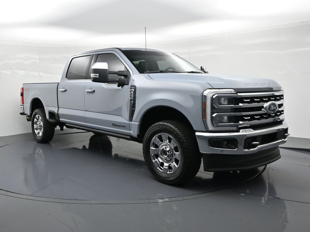 Ford Super Duty F-250 SRW Vehicle Full-screen Gallery Image 4