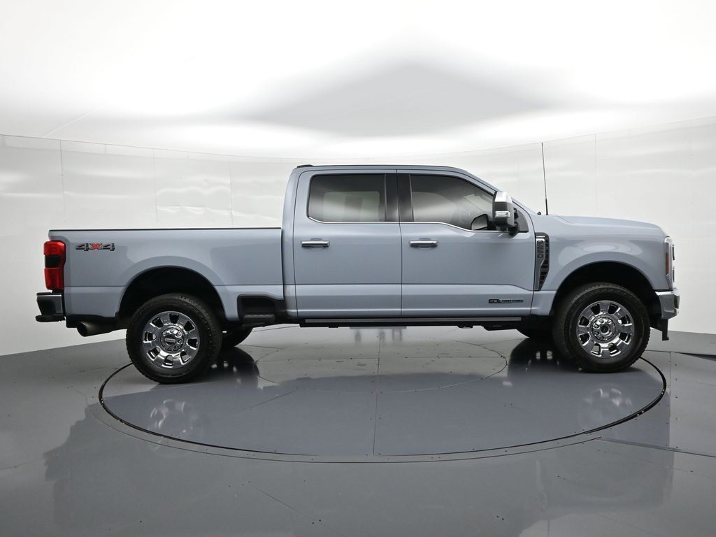 Ford Super Duty F-250 SRW Vehicle Full-screen Gallery Image 5