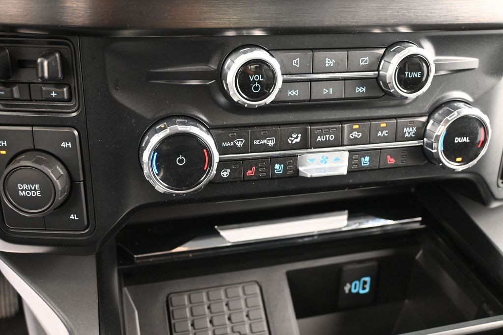 Ford Super Duty F-250 SRW Vehicle Full-screen Gallery Image 12