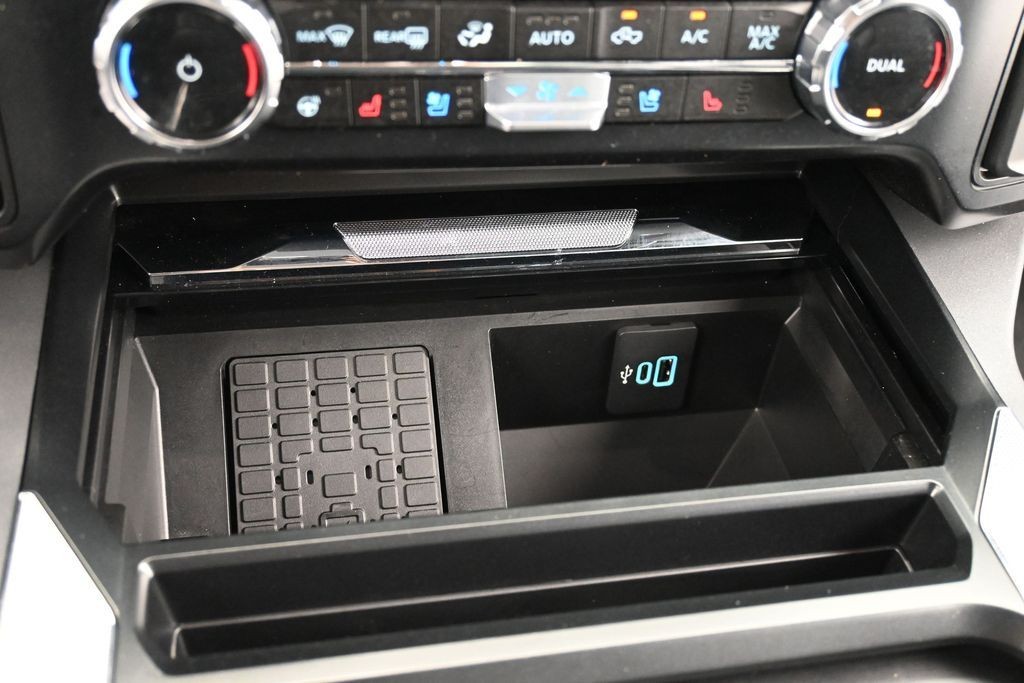 Ford Super Duty F-250 SRW Vehicle Full-screen Gallery Image 13