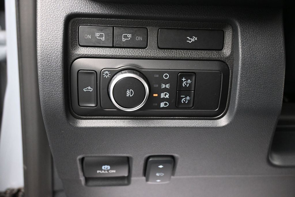 Ford Super Duty F-250 SRW Vehicle Full-screen Gallery Image 15