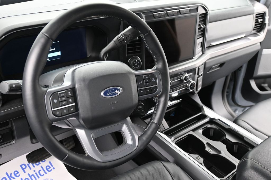 Ford Super Duty F-250 SRW Vehicle Full-screen Gallery Image 16