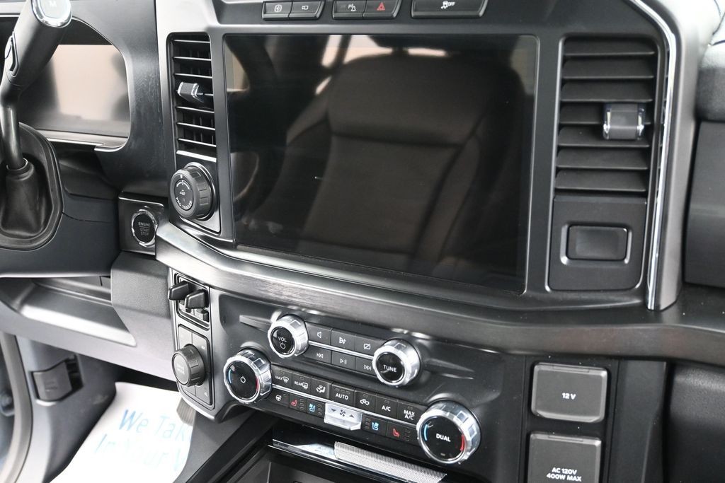 Ford Super Duty F-250 SRW Vehicle Full-screen Gallery Image 18