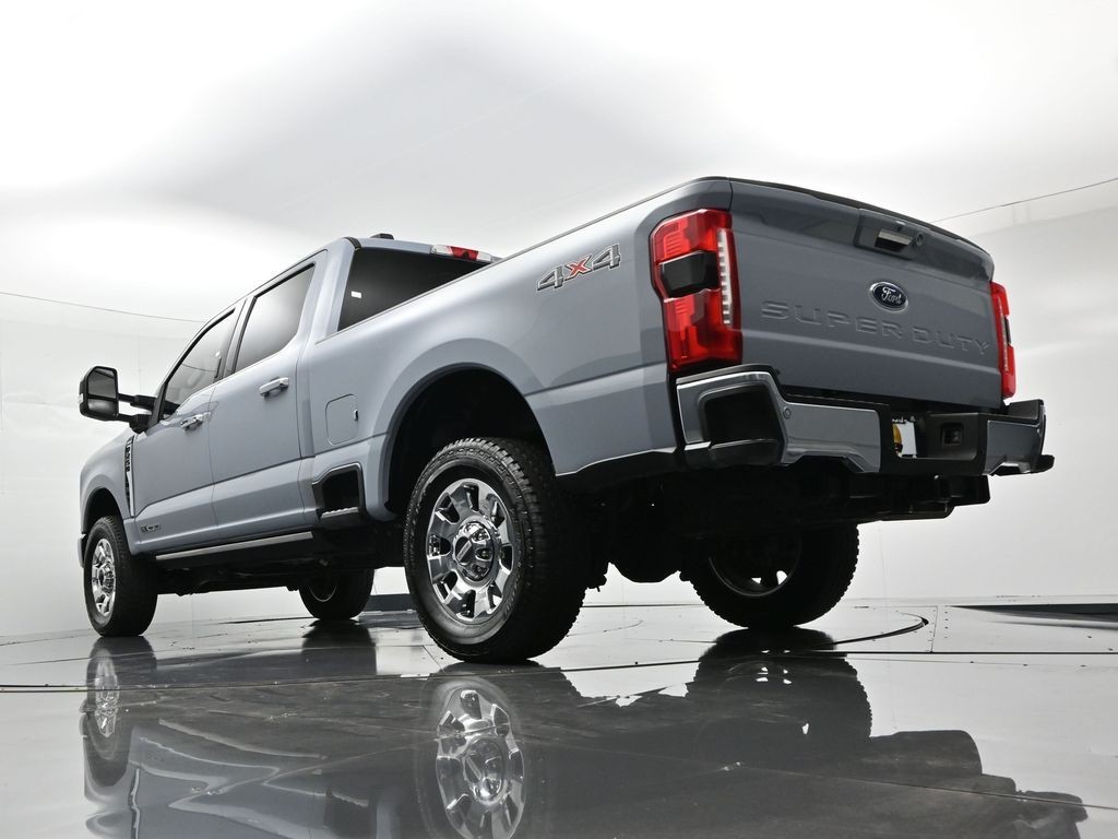 Ford Super Duty F-250 SRW Vehicle Full-screen Gallery Image 23