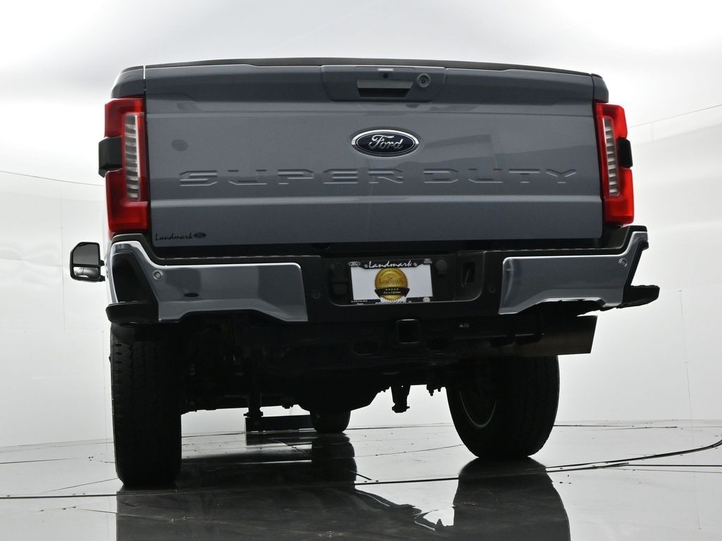 Ford Super Duty F-250 SRW Vehicle Full-screen Gallery Image 24