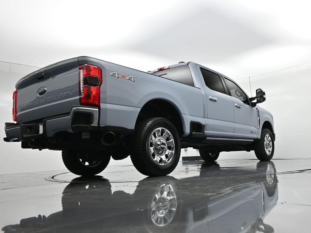 Ford Super Duty F-250 SRW Vehicle Full-screen Gallery Image 25