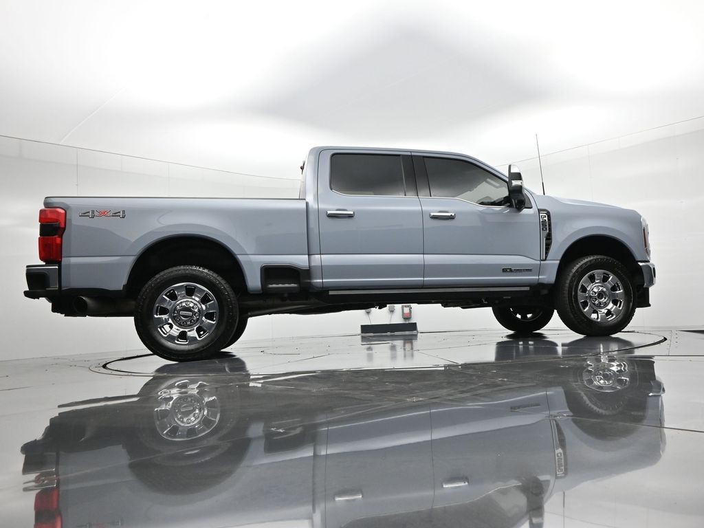 Ford Super Duty F-250 SRW Vehicle Full-screen Gallery Image 26
