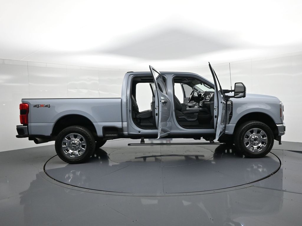 Ford Super Duty F-250 SRW Vehicle Full-screen Gallery Image 27