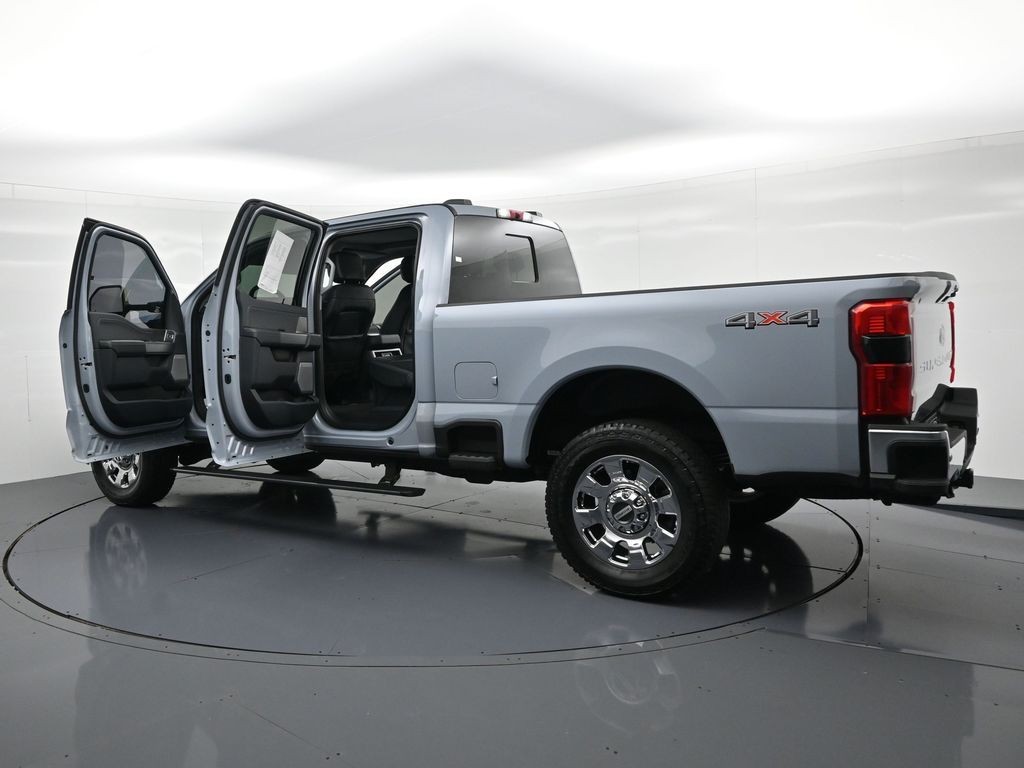 Ford Super Duty F-250 SRW Vehicle Full-screen Gallery Image 28
