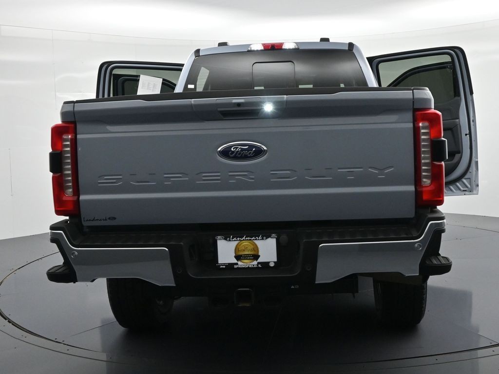 Ford Super Duty F-250 SRW Vehicle Full-screen Gallery Image 30