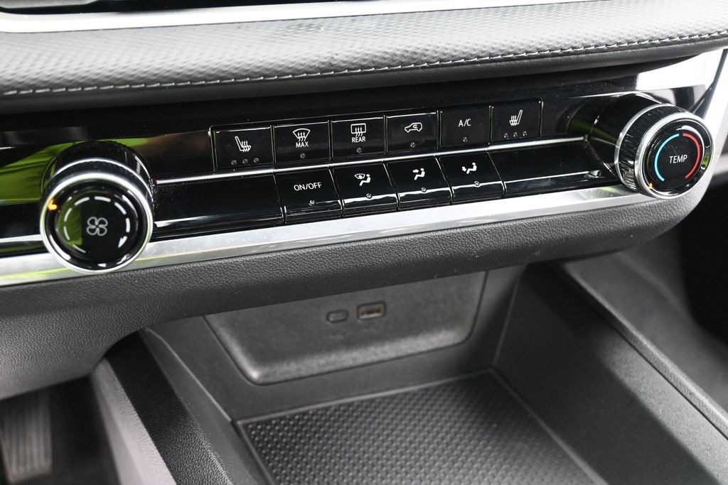 Chevrolet Equinox Vehicle Full-screen Gallery Image 11