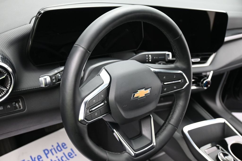 Chevrolet Equinox Vehicle Full-screen Gallery Image 14