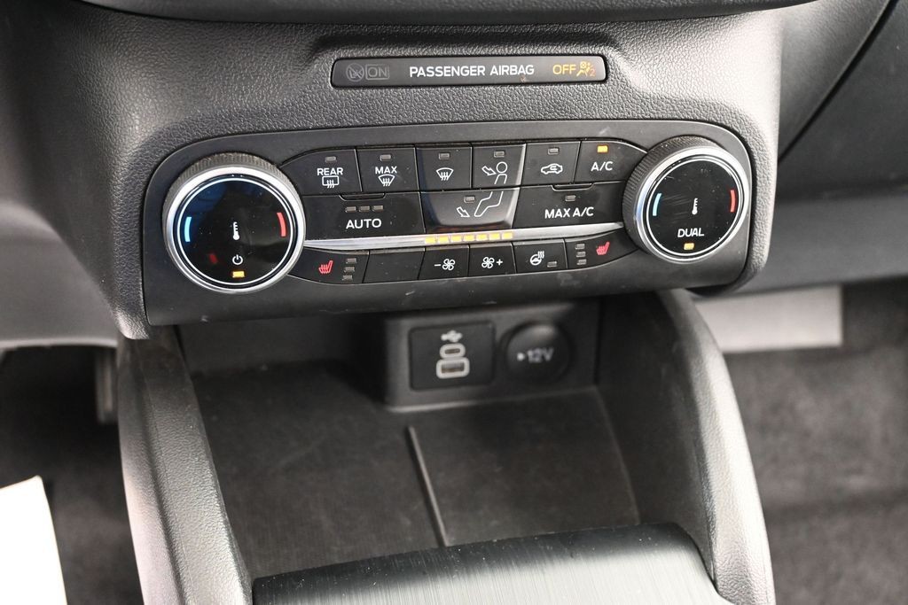 Ford Escape Vehicle Full-screen Gallery Image 12