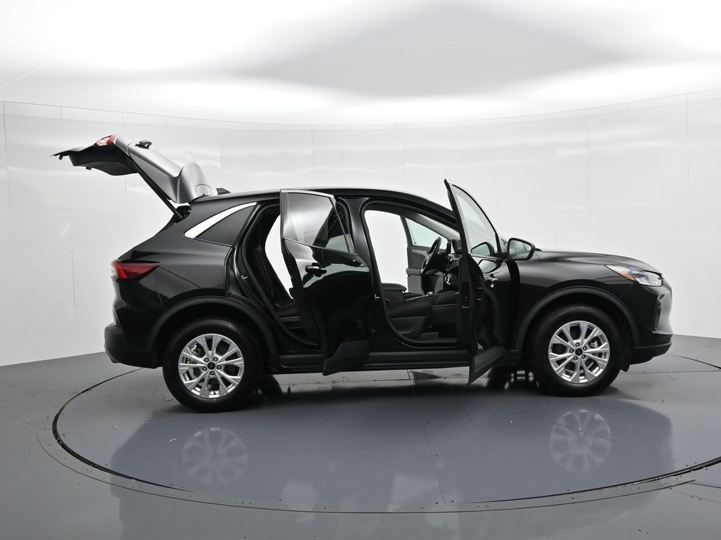 Ford Escape Vehicle Full-screen Gallery Image 23
