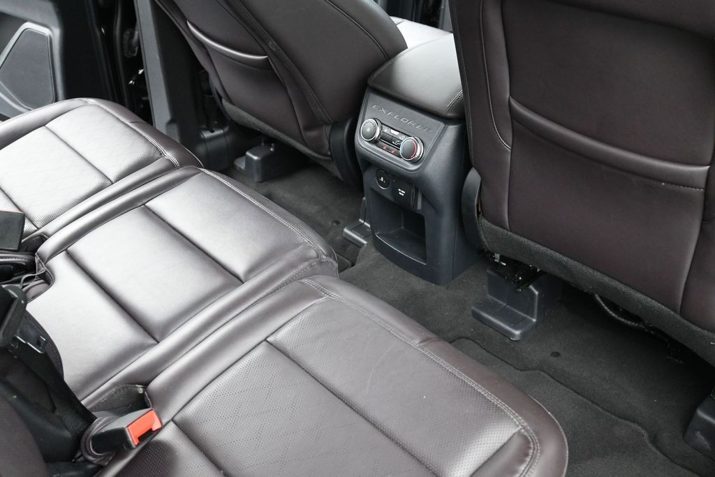 Ford Explorer Vehicle Full-screen Gallery Image 10