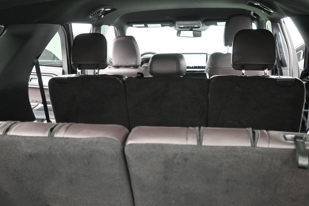 Ford Explorer Vehicle Full-screen Gallery Image 11