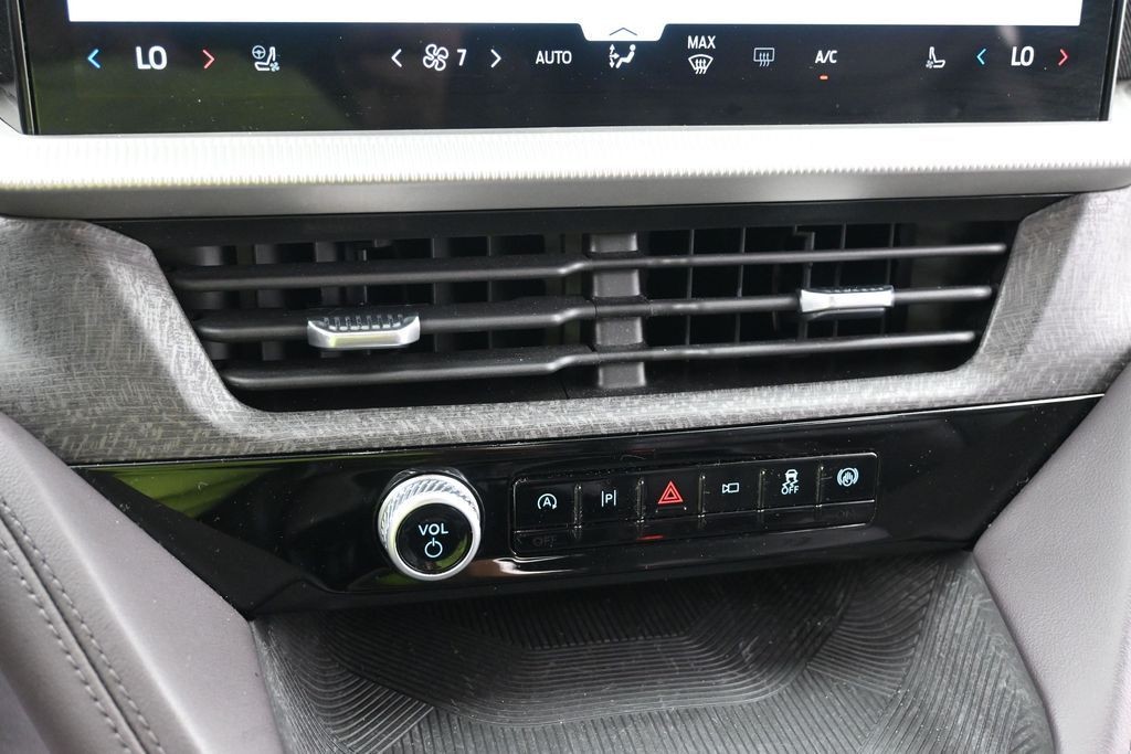 Ford Explorer Vehicle Full-screen Gallery Image 13