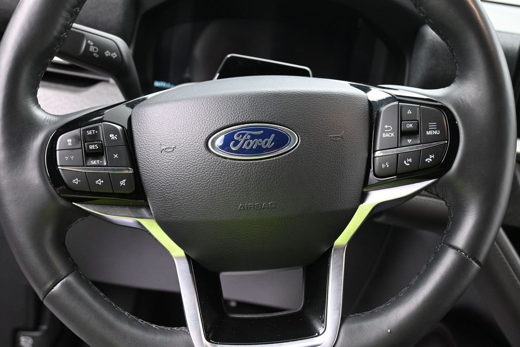 Ford Explorer Vehicle Full-screen Gallery Image 15