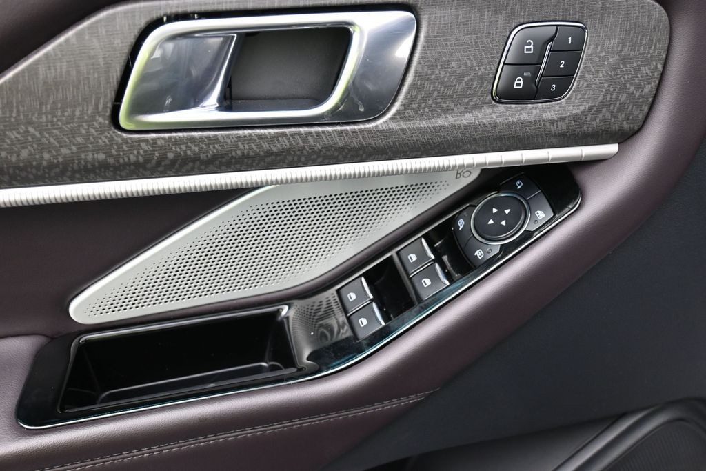 Ford Explorer Vehicle Full-screen Gallery Image 16
