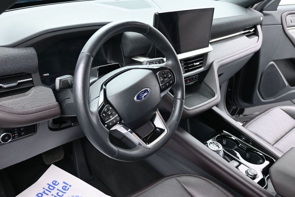 Ford Explorer Vehicle Full-screen Gallery Image 17