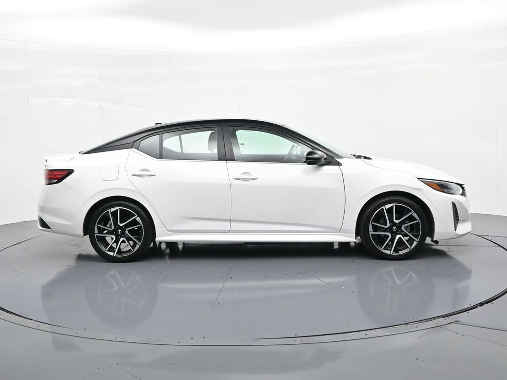 Nissan Sentra Vehicle Full-screen Gallery Image 5