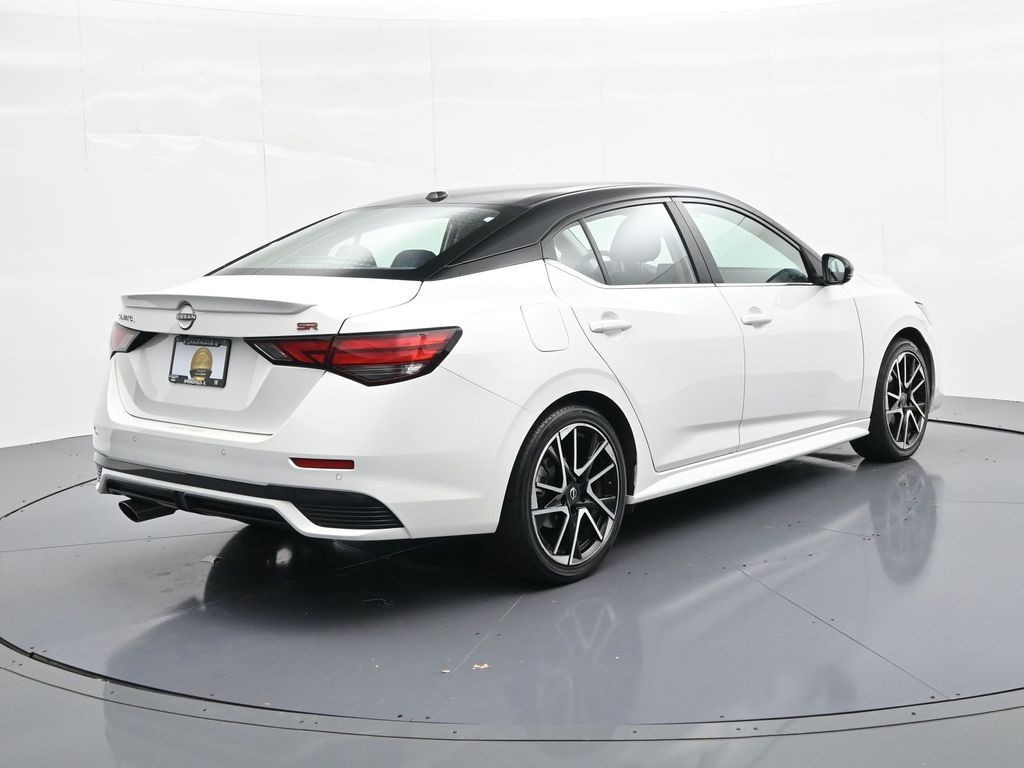 Nissan Sentra Vehicle Full-screen Gallery Image 6