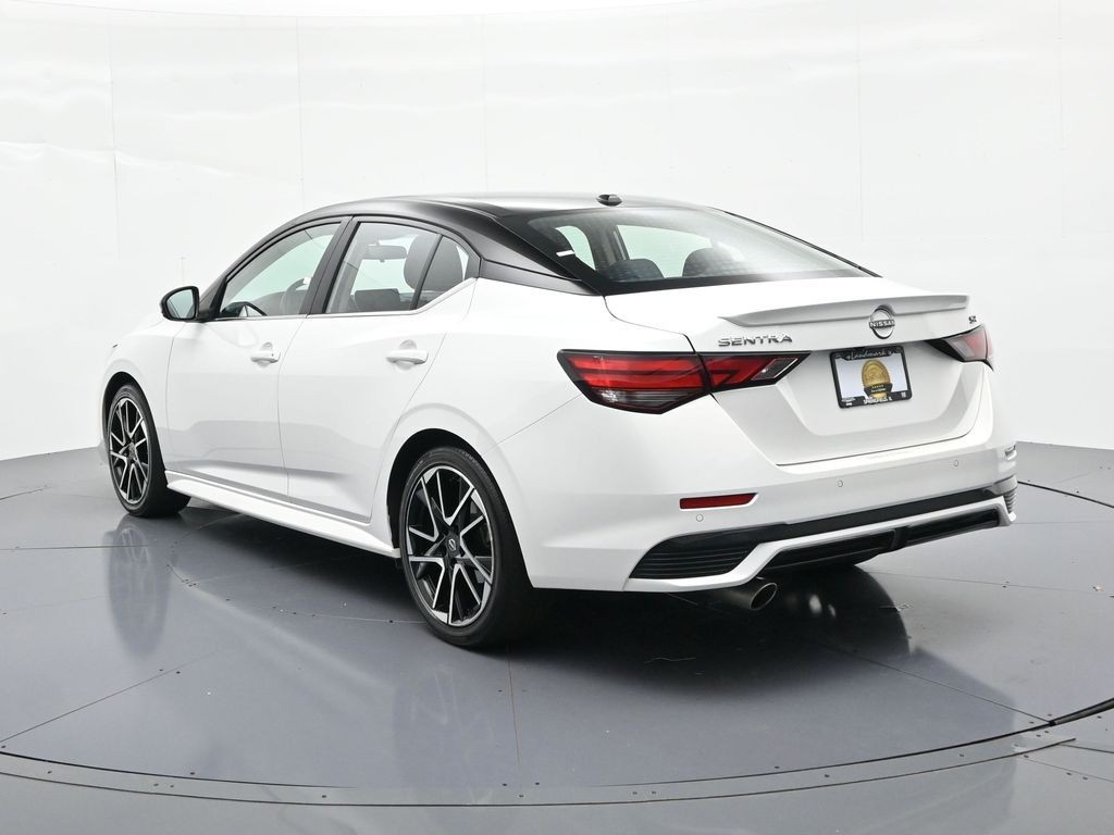 Nissan Sentra Vehicle Full-screen Gallery Image 8