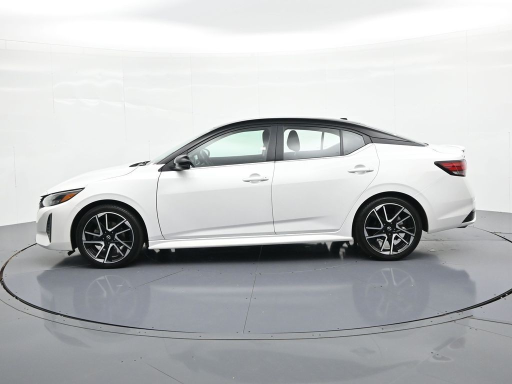 Nissan Sentra Vehicle Full-screen Gallery Image 9