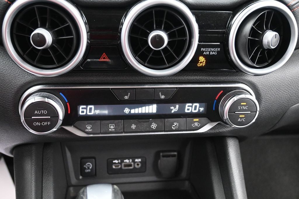 Nissan Sentra Vehicle Full-screen Gallery Image 11