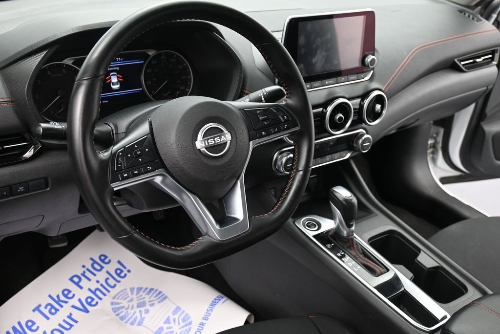 Nissan Sentra Vehicle Full-screen Gallery Image 14