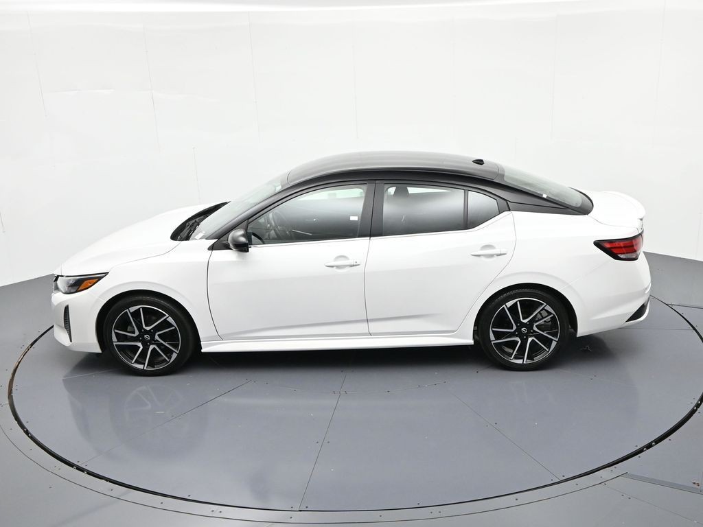 Nissan Sentra Vehicle Full-screen Gallery Image 18