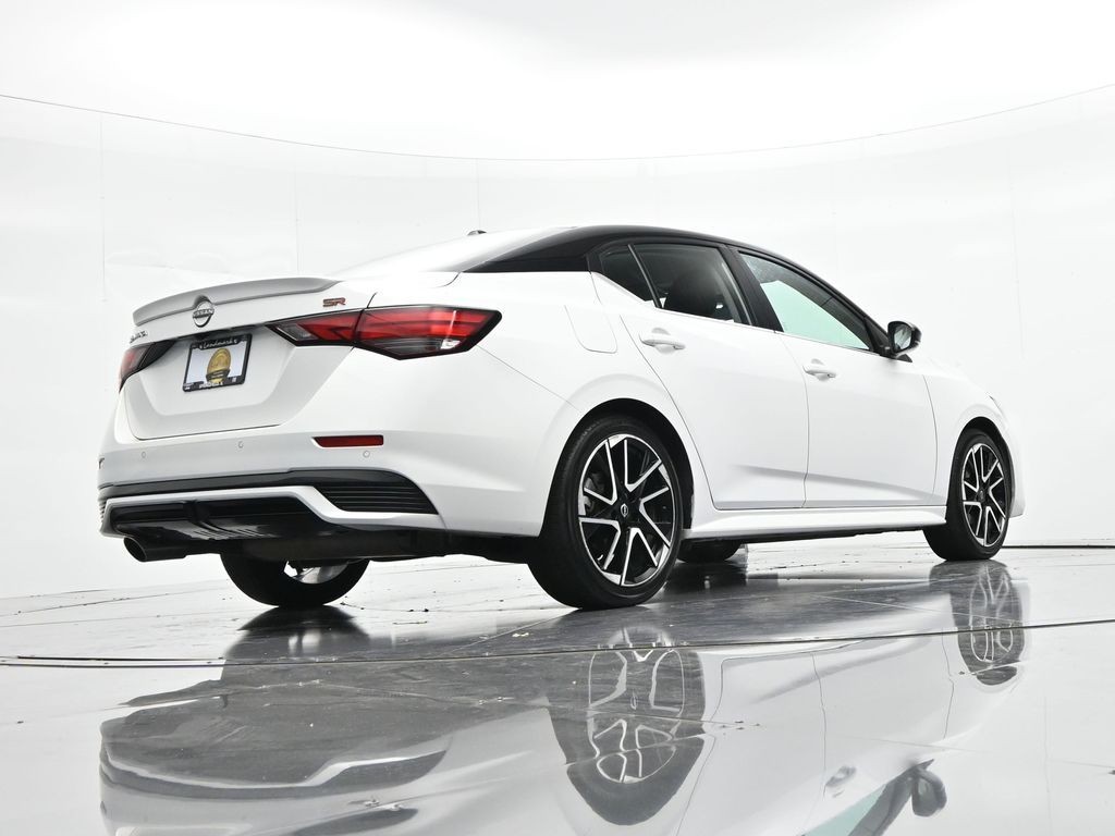 Nissan Sentra Vehicle Full-screen Gallery Image 21
