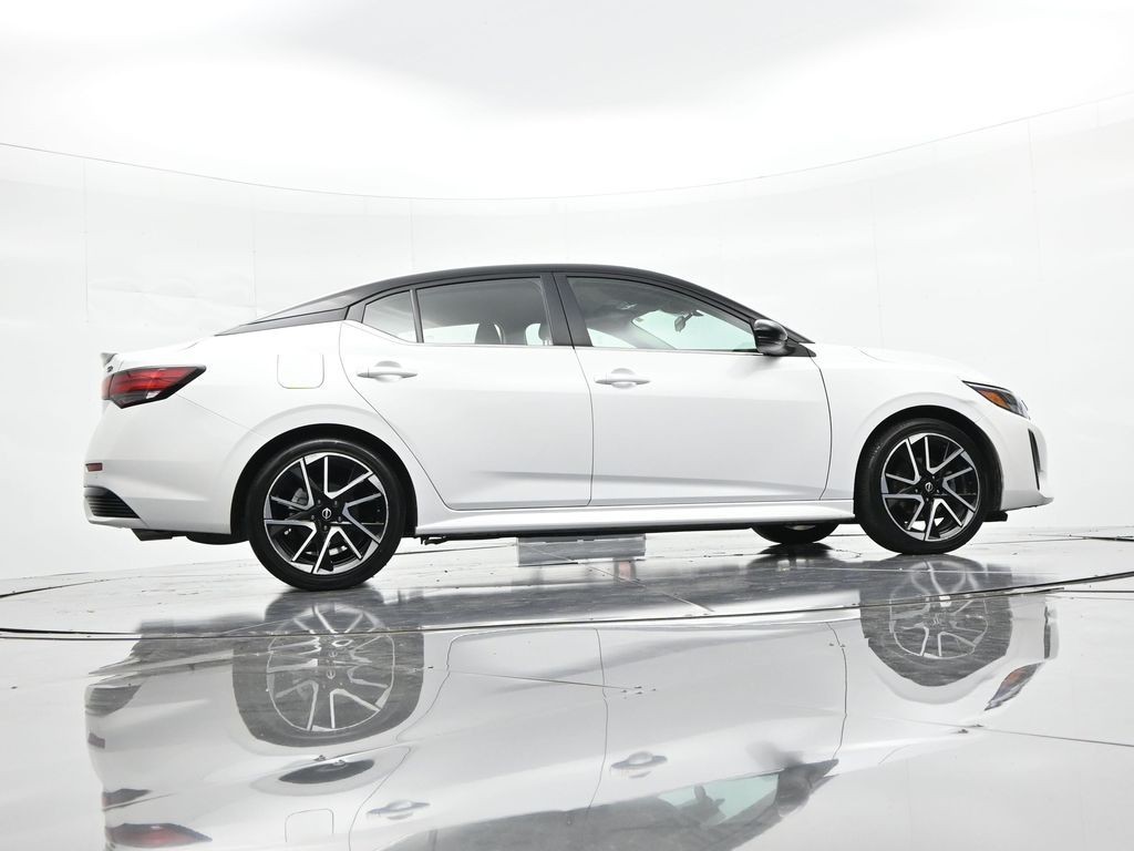 Nissan Sentra Vehicle Full-screen Gallery Image 22