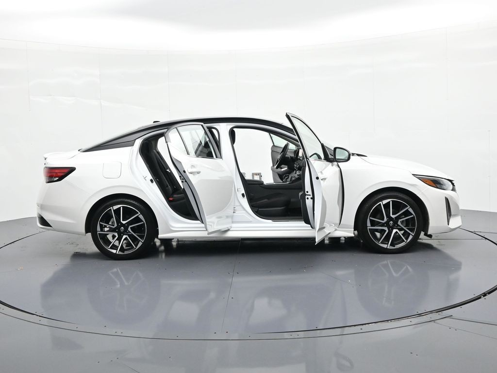 Nissan Sentra Vehicle Full-screen Gallery Image 23