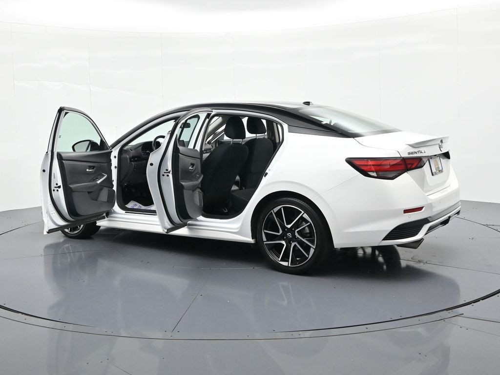 Nissan Sentra Vehicle Full-screen Gallery Image 24