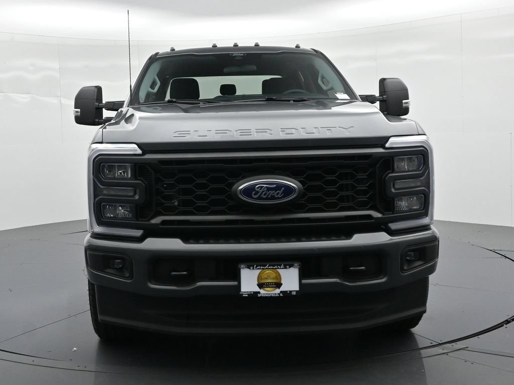 Ford F-250SD Vehicle Full-screen Gallery Image 3
