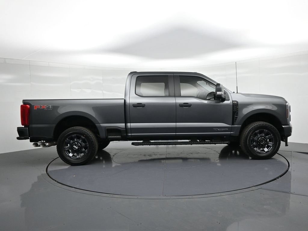 Ford F-250SD Vehicle Full-screen Gallery Image 5