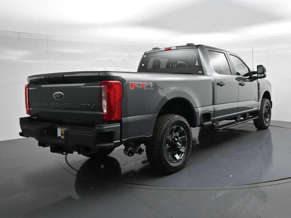Ford F-250SD Vehicle Full-screen Gallery Image 6