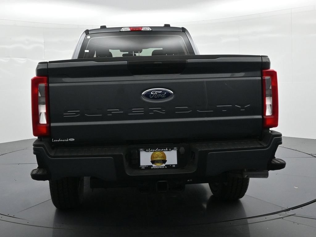 Ford F-250SD Vehicle Full-screen Gallery Image 7