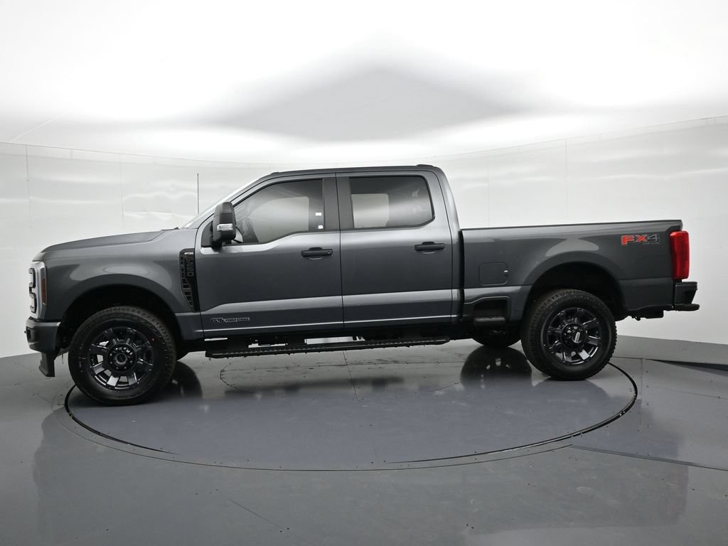 Ford F-250SD Vehicle Full-screen Gallery Image 9