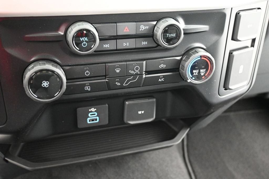 Ford F-250SD Vehicle Full-screen Gallery Image 11