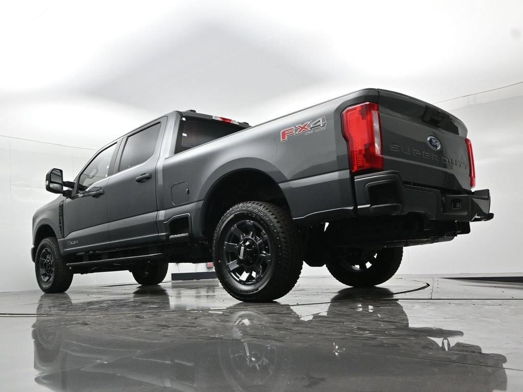 Ford F-250SD Vehicle Full-screen Gallery Image 20